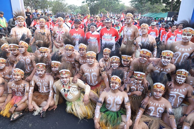 Meriahkan Ngonthel Bareng Kenakan Pakaian Adat Papua Barat