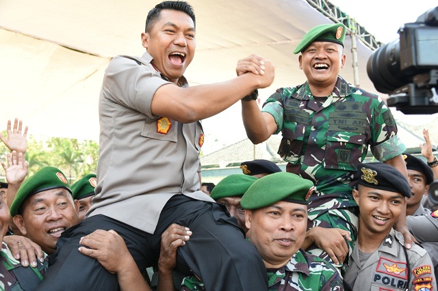 Sambut HUT Ke-74 TNI, Polres Lamongan Kirab Tumpeng ke Makodim