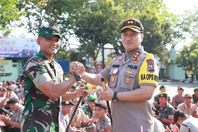 Bikin Kejutan, Polres Bawa 74 Tumpeng ke Kodim Tuban