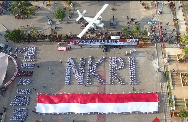 Bendera 700 Meter Warnai Parade Merah Putih