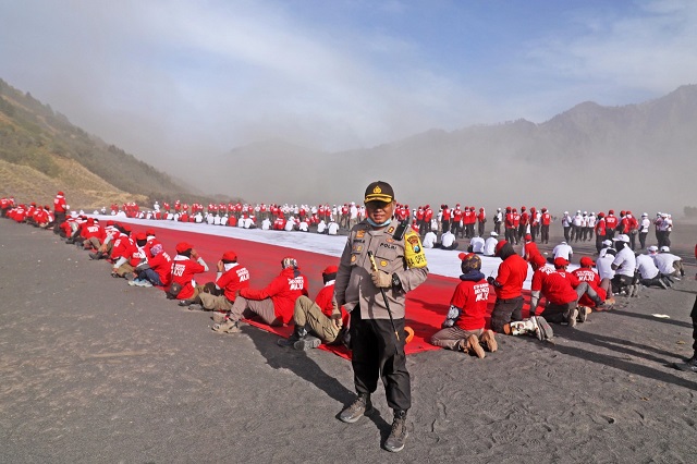 Kapolres Pasuruan Kota Ikuti Parade Merah Putih Di Gunung Bromo