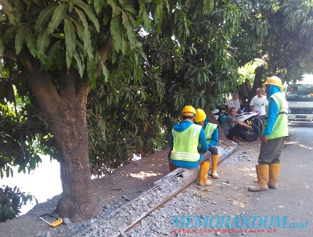 Dikeluhkan Warga, Tiang Listrik Bekas Bongkar