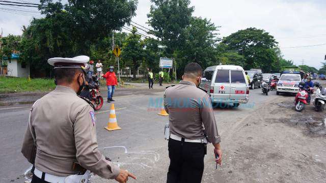 Jatuh di Kolong truk,  Penumpang Motor Tewas