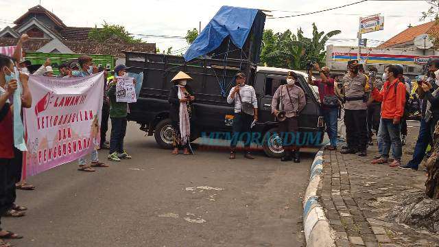Polres Lumajang Kawal Aksi Demo Petani Senduro