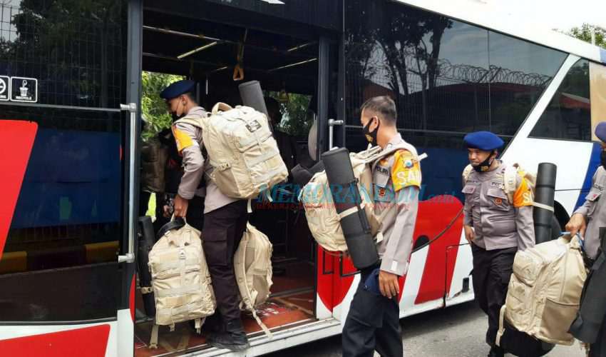 75 Personel Satbrimob Polda Jatim Bantu Korban Bencana Alam di NTT