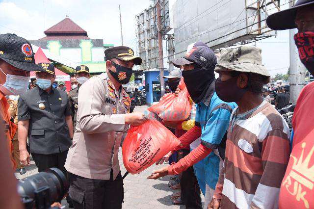 Sidak Pasar Babat, Kapolres Lamongan Berbagi Sembako