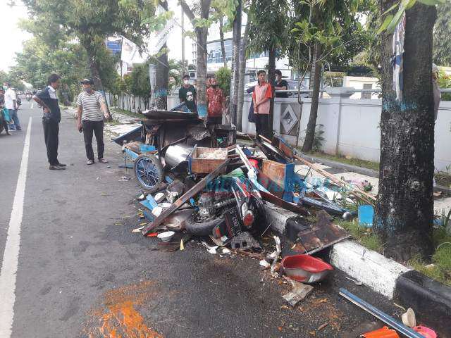 Minibus Tabrak Gerobak Mi Ayam, Pedagang dan Pembeli Masuk Rumah Sakit