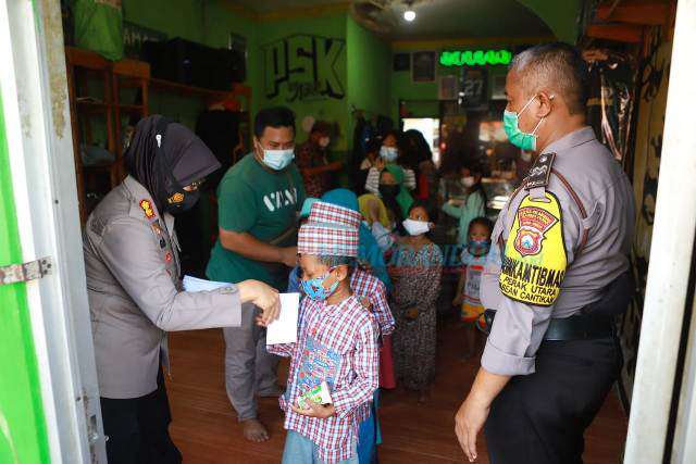 Kapolres Ganis Bersama Bonek Santuni Anak Yatim dan Kaum Duafa