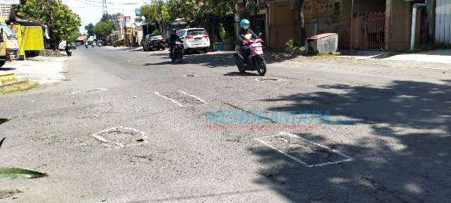 Jalan Lubang di Rungkut Menanggal Dicat Putih