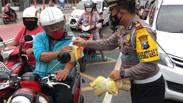 Polres Blitar Baksos Bagi Masker dan Takjil