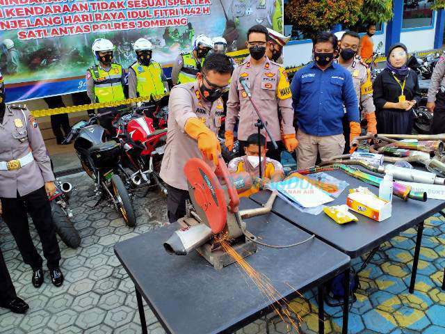 Polres Jombang Musnahkan Ratusan Knalpot Brong