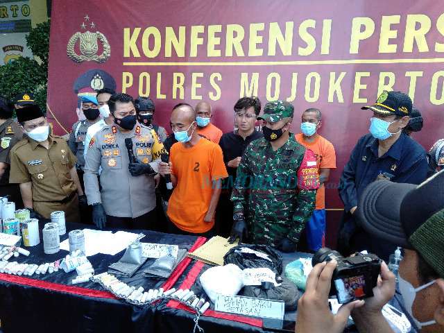 Polres Mojokerto Bongkar Home Industri Bahan Baku Mercon