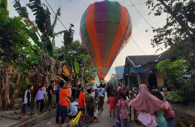 Meski Dilarang, Warga Jombang Tetap Terbangkan Balon Udara