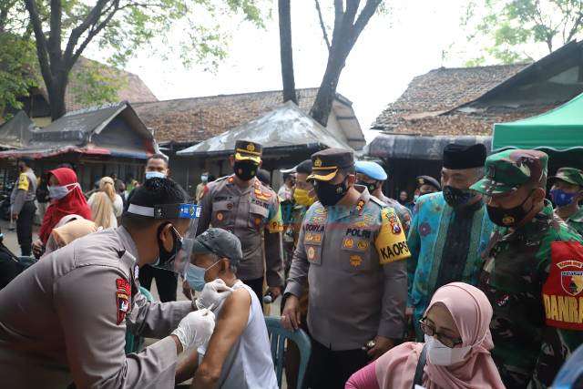 Polres Mojokerto Adakan Vaksinasi di Pasar Tradisional, Pedagang Dapat Bonus