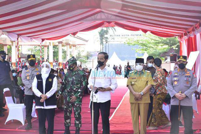 Jokowi Tinjau Vaksinasi dan Ziarah ke Makam Bung Karno