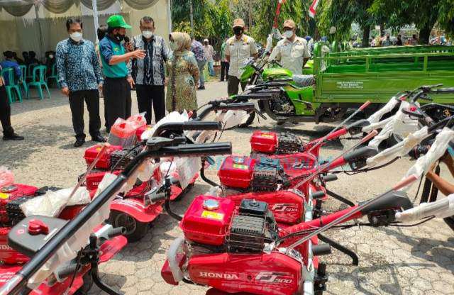 Pemkab Jombang Serahkan Bantuan Alsintan kepada Petani Tembakau Utara Brantas