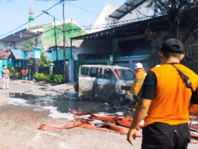 Mobil APV Terbakar di Bendul Merisi, Sopir Selamat