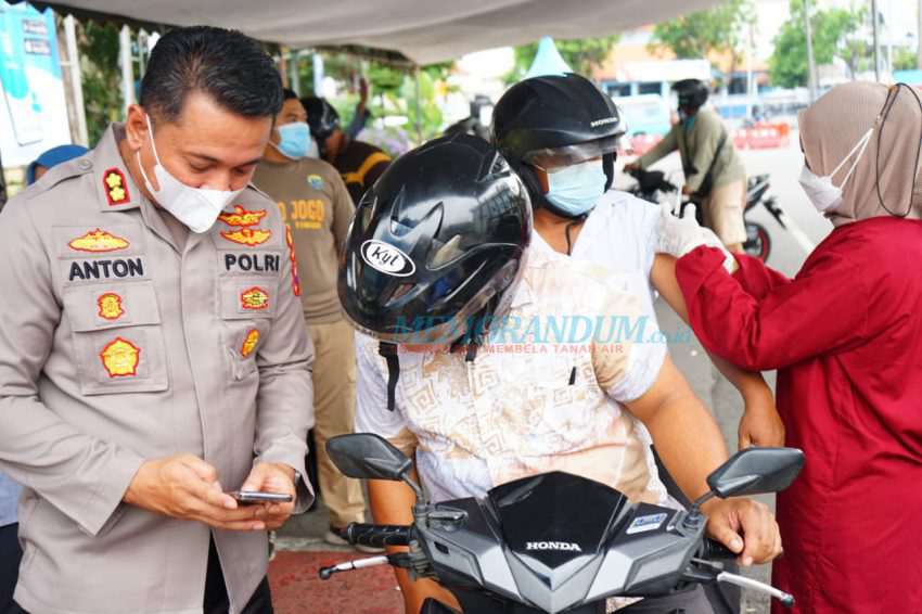 Kapolres Tanjung Perak Pantau Vaksinasi Drive Thru dan Sosialisasi PeduliLindungi