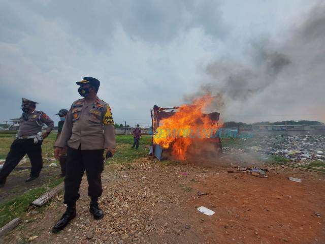Puluhan Pagupon di Depo Sidotopo dan Permakaman Rangkah Dibakar
