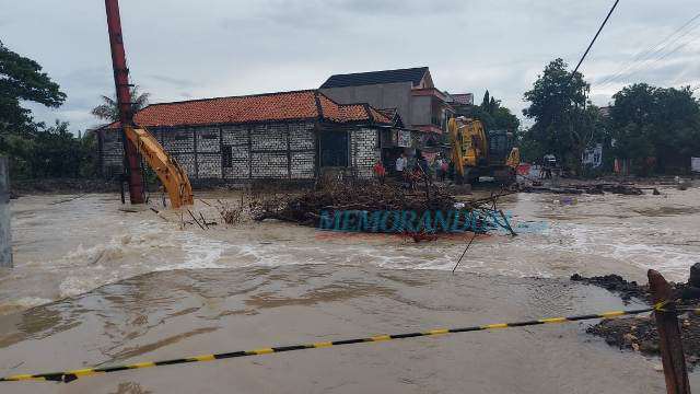 Banjir Kali Lamong Kian Parah, Jembatan Darurat Desa Klampok Ikut Tersapu