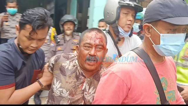 Dua Tetangga Berkelahi di Alun-Alun Contong, Anak Ditebas Parang 