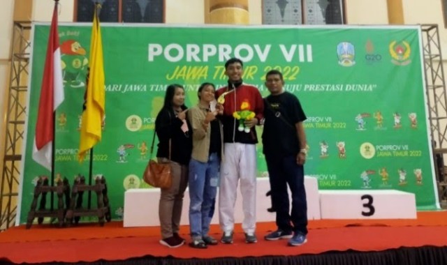 Atlet Taekwondo Surabaya Raih Emas dan Perak