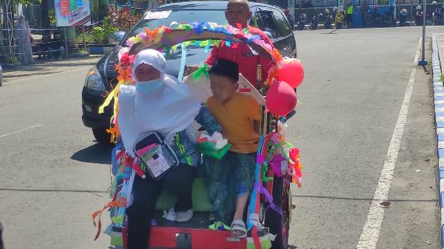 Unik, JCH Asal Jombang Diantar Pakai Bentor Hias