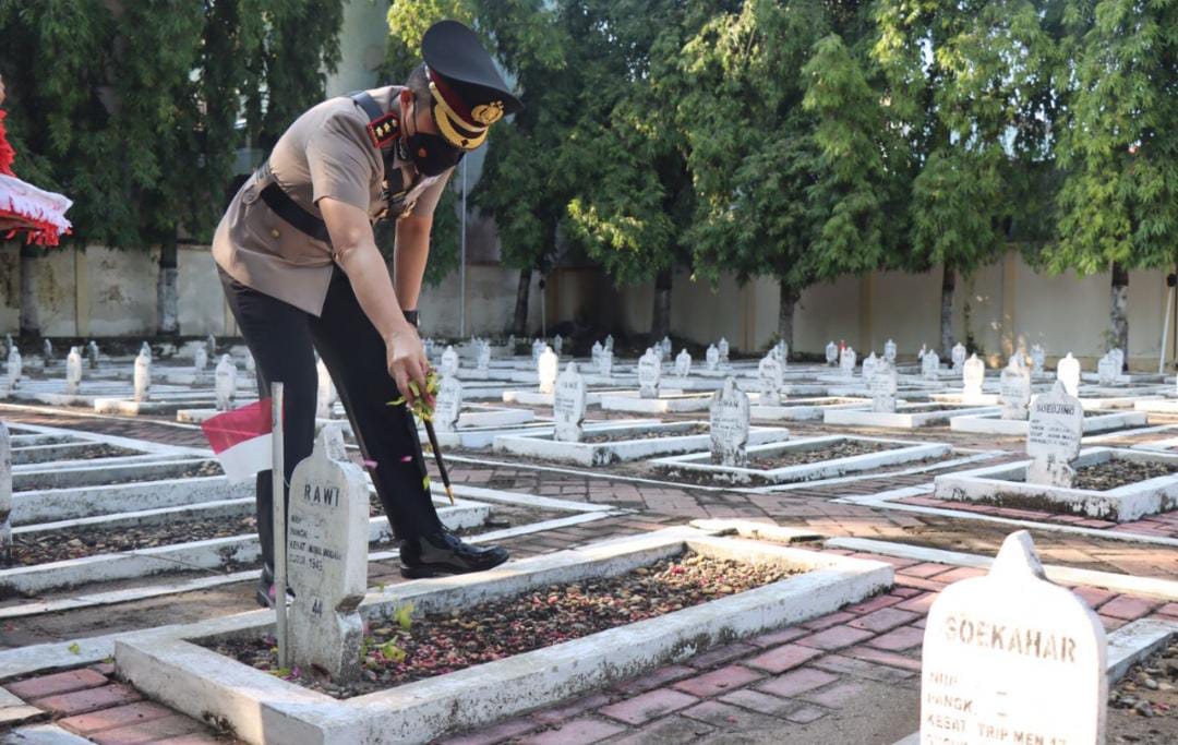 Jelang Hari Bhayangkara, Polres Bojonegoro Berziarah ke TMP dan Monumen AP I Rawi