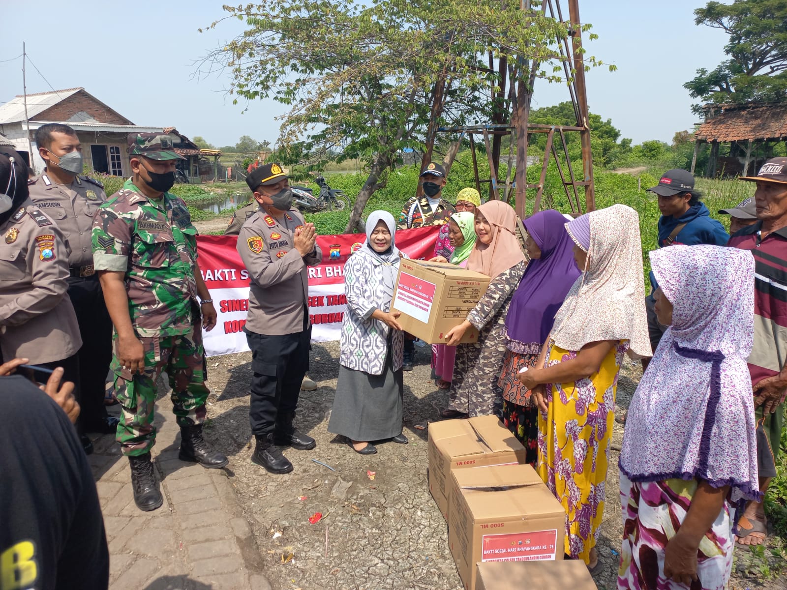 Aksi Peduli Hari Bhayangkara, Polsek Tanggulangin Bagi Paket Sembako