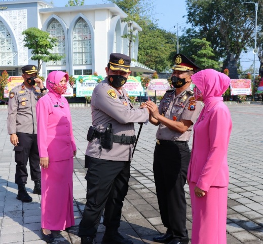 Kado HUT Ke-76 Bhayangkara, 61 Anggota Polres Gresik Naik Pangkat