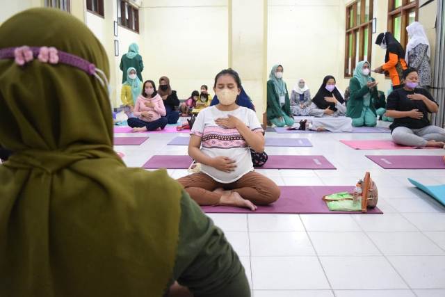 Dosen dan Mahasiswa Kebidanan Unusa Ajak Ibu Hamil Yoga