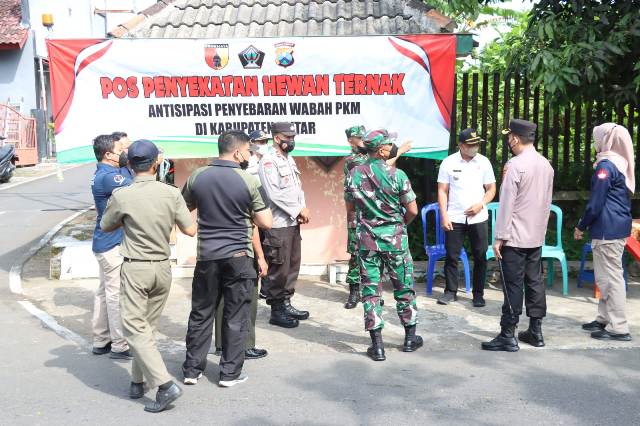 Kapolres Blitar Pimpin Penyekatan Pengiriman Hewan Ternak