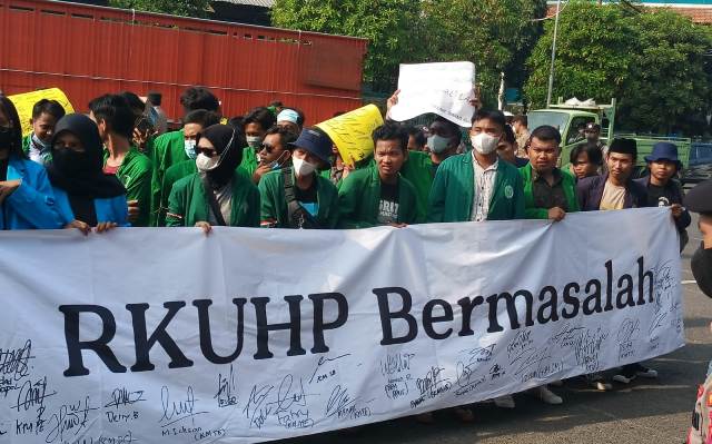 Desak Transparansi Draft RKUHP, Ratusan Mahasiswa Geruduk DPRD Jatim