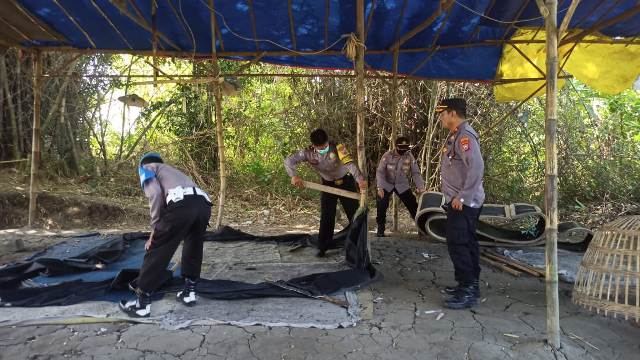 Polisi Bongkar Arena Sabung Ayam Balongbendo