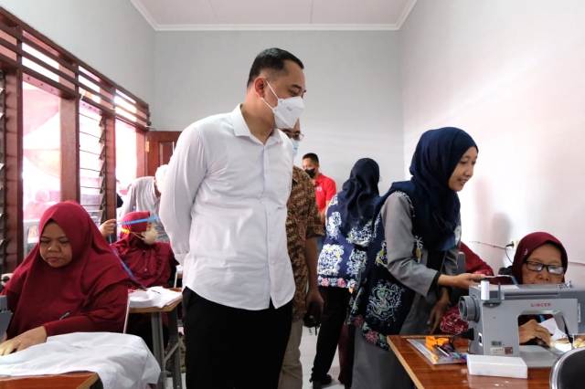 Warga Surabaya Dapat Pekerjaan Lewat Program Rumah Padat Karya