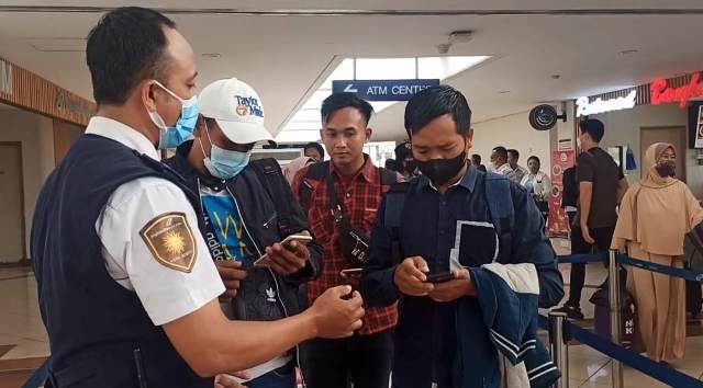 Pemberlakuan Vaksin Booster Syarat Perjalanan, Bandara Juanda Tetap Ramai