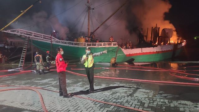 Polisi Amankan TKP Kebakaran 2 Kapal di Pelabuhan Kalimas