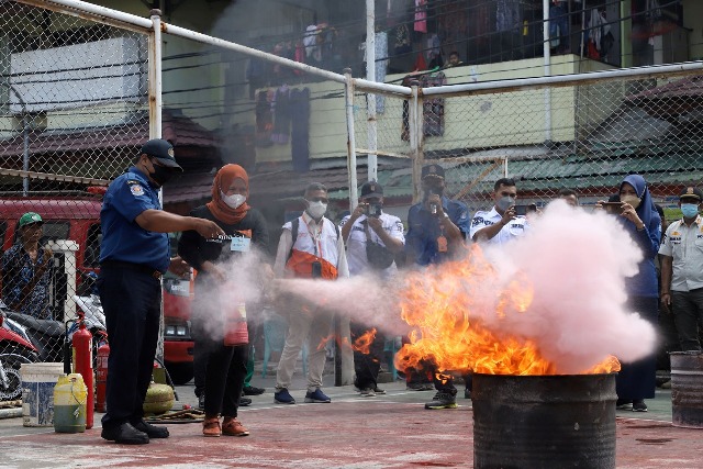 Cara Mengatasi Kebakaran, BPBD Surabaya Gelar Simulasi di Rusun Sombo