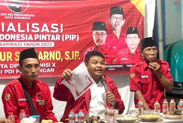 Kader PDI-P Surabaya Salurkan Beasiswa PIP kepada Wong Cilik Kenjeran