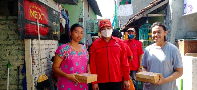 Jumat Berkah, PDI-P Kecamatan Bulak Bagikan Nasi Kotak