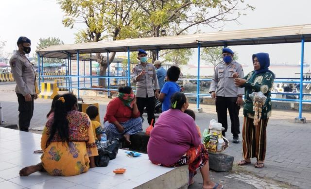 Cegah Covid-19, Satpolairud Polres Bangkalan Sosialisasi Prokes di Pelabuhan