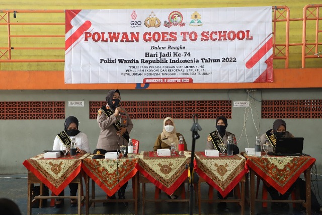 Srikandi Polres Mojokerto Gelar Polwan Goes To School di SMAN 1 Puri