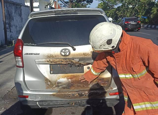 Motor Terbakar Sambar Mobil di Kenjeran, Pemilik Melarikan Diri