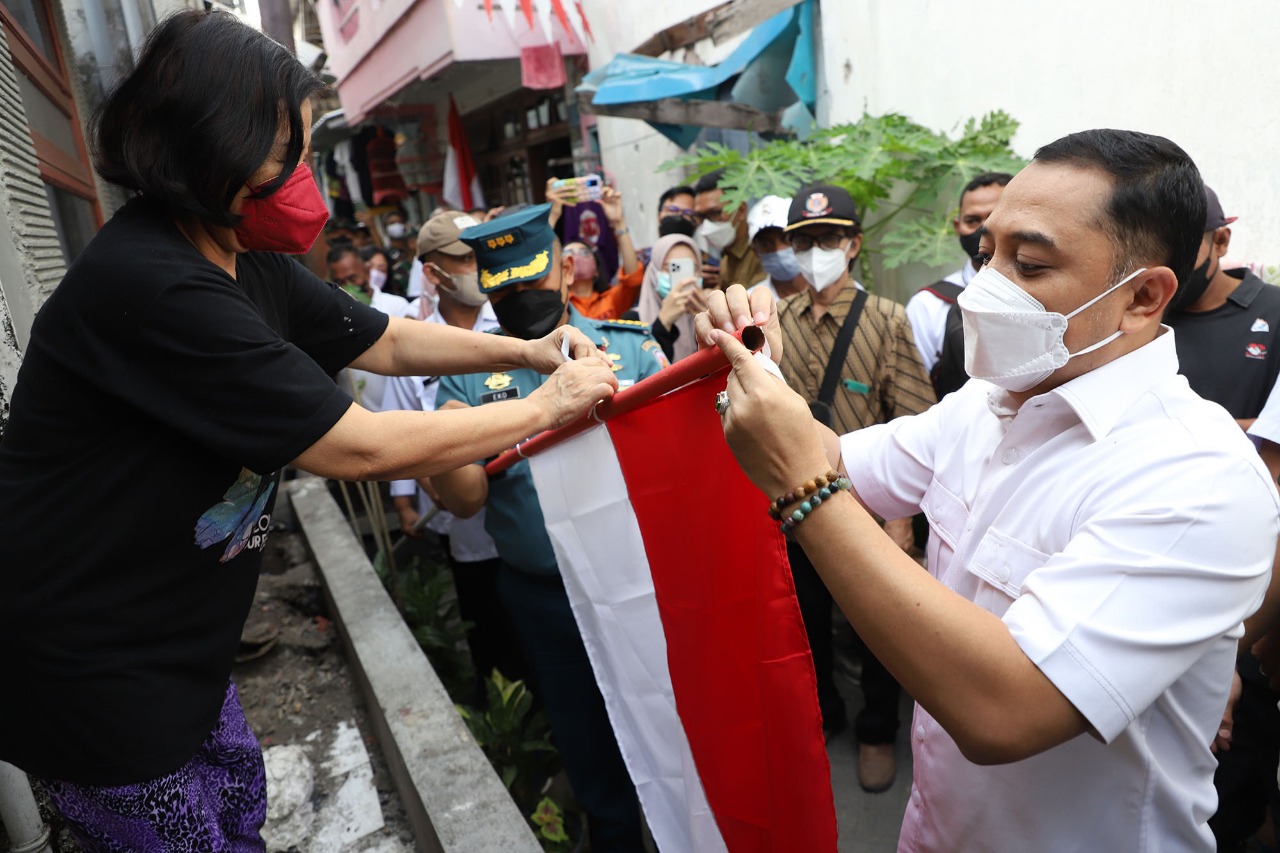 Tebar Bendera Merah Putih, Eri Cahyadi: Warga Suroboyo Nggak Masang Yo Kebacut