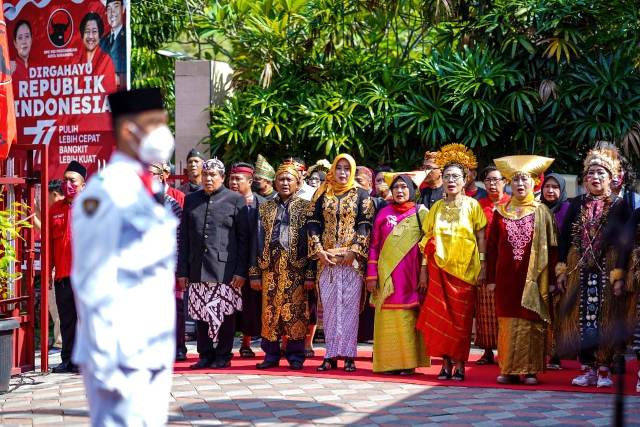 Upacara HUT Kemerdekaan, Kader PDI-P Surabaya Kenakan Pakaian Adat