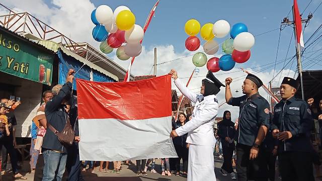 Warga dan Pedagang Pasar Desa Tiudan Gelar Upacara 17-an