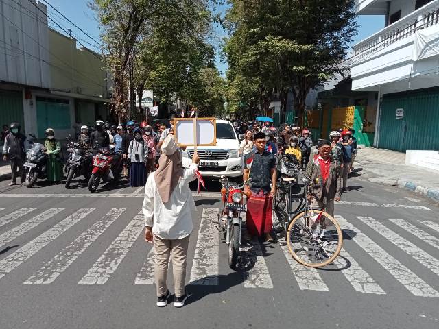 Pengguna Jalan Ikuti Detik-detik Proklamasi Kemerdekaan RI