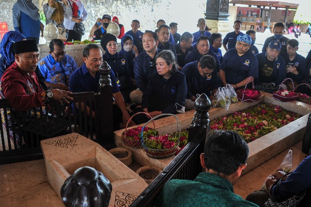 Peringati HUT Ke-77 Kemerdekaan RI, NasDem Jatim Ziarah Makam Bung Karno