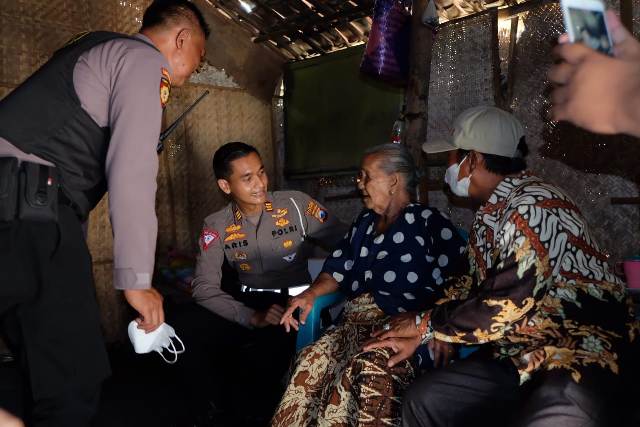 Satlantas Polres Lamongan Bantu Ringankan Beban Nenek Sebatang Kara