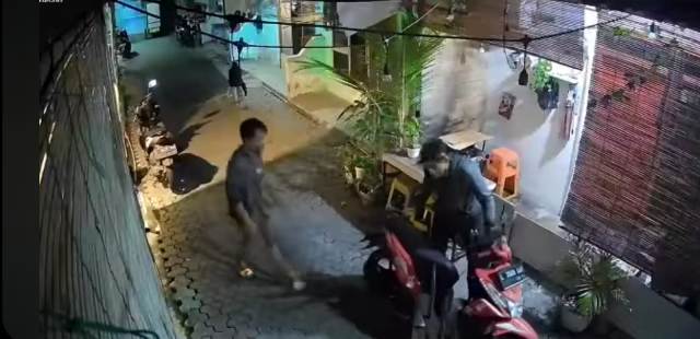 Komplotan Bandit Motor Terekam CCTV Gasak Beat Penghuni Kos